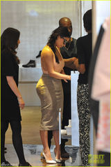 组图：卡戴珊吊带背心波涛汹涌 大秀丰满身材