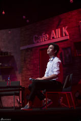 高清组图：金秀贤亮相日本见面会 温柔献唱