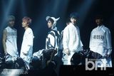 组图：BOYFRIEND回归首秀 露性感腹肌