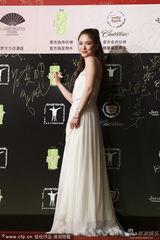 组图：宋慧乔现身 白色抹胸裙清新闪亮秀美背