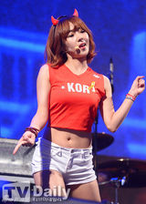 组图：韩星孙艺珍刘在石珉豪等为国足加油