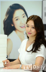 组图：朴信惠出席活动 众保镖护驾排场大