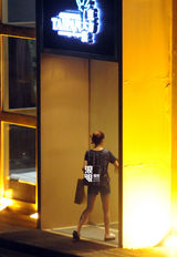 组图：殷桃会男性友人 饭后去按摩店休闲