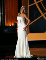 组图：索菲娅-维加拉白色抹胸裙优雅登台