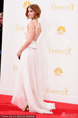 《纸牌屋》女星凯特-玛拉白裙亮相艾美红毯