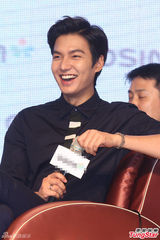 组图：李敏镐唱中文歌讨好粉丝 坐沙发秀大长腿