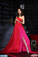 组图：白歆惠掀裙秀美腿险露臀 力撑吴佩慈幸福