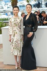 组图：巩俐黑裙透视气场强 新谋女郎笑靥如花