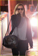 组图：艾玛-沃特森机场手机聊不停 返校庆毕业