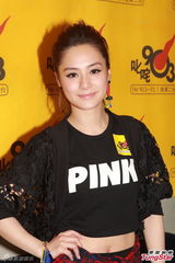 组图：阿娇(钟欣桐)露脐装宣传新专辑 称暂无意恋爱