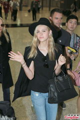 组图：《变4》女主角妮可拉-佩尔茨素颜现身 保镖护驾