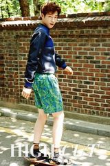 组图：演员徐康俊拍写真 滑板帅气露背性感