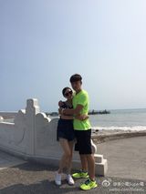 组图：李小璐抱女儿探班贾乃亮 三口耍酷戴墨镜