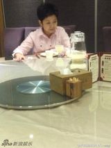 组图：董文华穿粉红色上衣显年轻 做东宴请网友