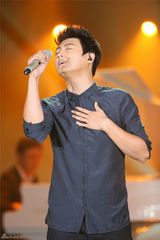 组图：小沈阳为爱妻沈春阳献歌 多亮携北舞校花共舞