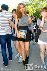 组图：4minute泫雅参加彩排 戴墨镜尽显女王风范