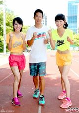 组图：人气组合Dears运动装现身大秀美腿