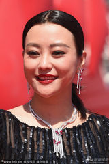 组图：郝蕾黑色亮片礼服裙亮相雍容华贵