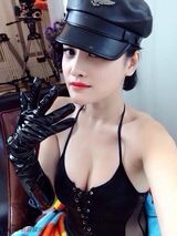 组图：《缘来是游戏》牛丽燕红唇低胸秀长腿