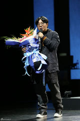 组图：小彩旗奔跑演爱情  向父辈青春理想致敬