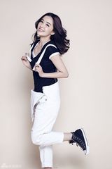 组图：阚清子写真背带裤嘟嘴掀萝莉风