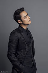 组图：明道登美国杂志封面 暗黑贵公子气场足