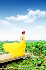 组图：芙蓉姐姐变美艳荷花仙 恨嫁心切想要男友