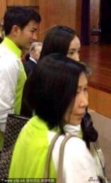 组图：刘恺威杨幂现身慈善活动 见被拍忙遮面