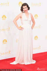 组图：女星克莉丝汀-夏尔白色长裙俏皮露美背