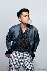 组图：段奕宏最新写真曝光 吹泡泡糖变俏皮暖男