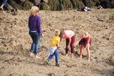 组图：德国艺术家在英国沙滩埋金条引发寻宝潮