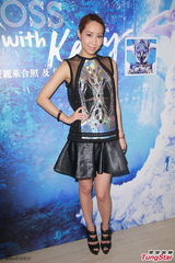 组图：吴雨霏半透视丝裙推广新专 避谈余文乐