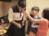 组图：邵兵携子女登杂志 硬汉父亲显柔情一面