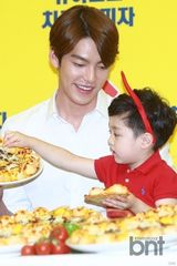 组图：韩星金宇彬喂萌娃吃披萨露暖男笑容