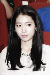 组图：朴信惠参加产权模拟审判 表情严肃认真