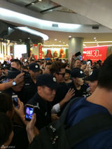 组图：贾乃亮七夕现身家乡捞金 与粉丝亲密互动