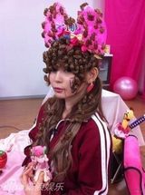 组图：重口味慎戳！日女星中川翔子头顶千只虫玩自拍