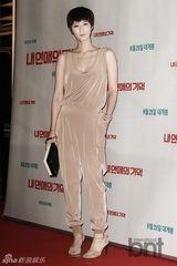 组图：众星试映拼时尚 朴敏英白衣显清纯