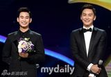 组图：胡歌金秀贤郑元畅首尔电视节同获人气奖