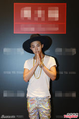 组图：GD权志龙现身上海 复古沿帽衬腼腆笑容