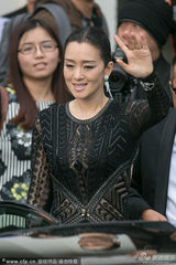 组图：巩俐黑衣优雅亮相 红毯霸气挥手