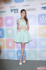 组图：周秀娜露脐装性感可爱 曝曾收陌生人鲜花