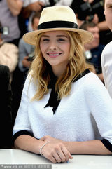 组图：《锡尔斯玛利亚》亮相戛纳 新老女神灿笑