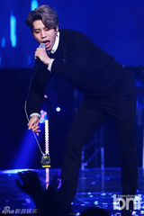 组图：众星献唱《冠军秀》 Infinite抱得奖杯归