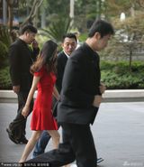 组图：Angelababy拍定妆照 牛仔裙展凹凸身材