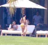 组图：卡戴珊带爱子度假 婚礼后臀围被无情放纵