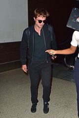 组图：暮光男帕丁森一脸胡茬头靠电梯显疲态