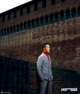 组图：韩庚米兰拍大片 冷峻绅士爬青苔石墙