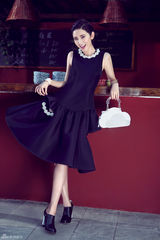 组图：唐艺昕街拍忙换装 北京胡同内展百搭风格