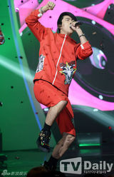 组图：泰蒂徐Tiffany性感热舞 2PM尼坤同台回归